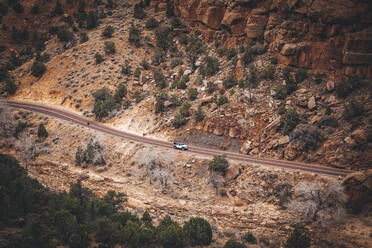 Eine Straße zwischen Bergen im Zion National Park, Utah - CAVF87200