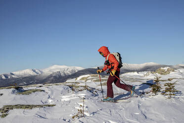 Skitourengeher auf dem Gipfel des Baldface, NH Mount Washington - CAVF87227