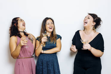 Lachende trendige Frauen beim Feiern mit Cocktails - CAVF87289