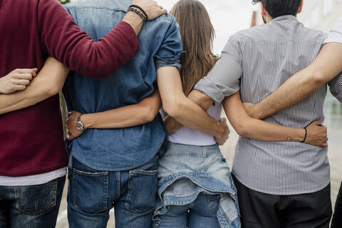 Männliche und weibliche Freunde, die sich in der Stadt in den Armen liegen, lizenzfreies Stockfoto