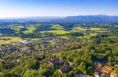 Deutschland, Bayern, Eurasburg, Luftaufnahme von Schloss Eurasburg und der umliegenden Stadt im Sommer - LHF00805