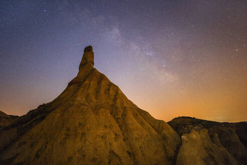 Gipfel eines Steinbergs und malerischer Blick auf den nächtlichen Sternenhimmel in Bardenas Reales, Navarra, Spanien - ADSF01762
