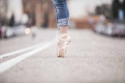 Woman dancer on ballet tips and jeans on the street - ADSF01777