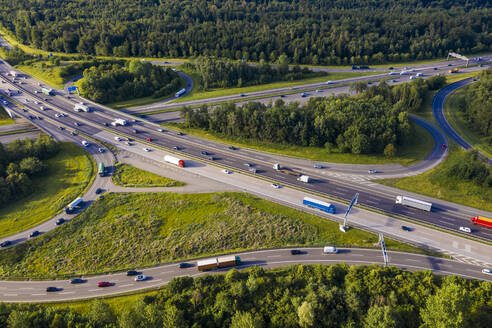 Deutschland, Baden-Württemberg, Stuttgart, Luftaufnahme des Verkehrs auf der Autobahn A8 - WDF06129