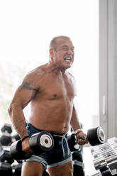 Muskulöser älterer Mann posiert - ADSF02091