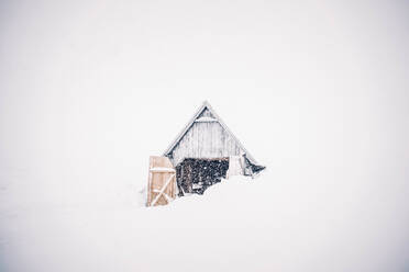 Einsame Hütte in Schneelandschaft. - ADSF02118