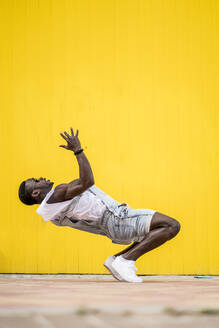 Afrikanischer Mann übt Breakdance. - ADSF02141