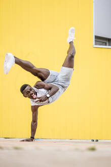 African man practicing break dance. - ADSF02142