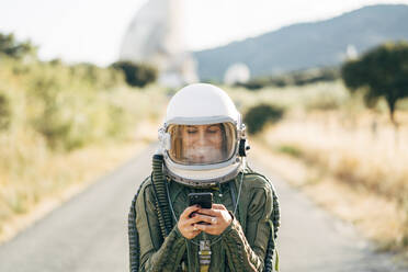 Schöne Astronautin mit Mobiltelefon. - ADSF02146
