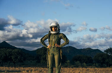 Schöne Frau posiert mit Blick in die Kamera als Astronautin gekleidet. - ADSF02149