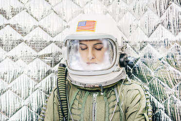 Schöne Frau posiert mit Blick in die Kamera als Astronautin gekleidet. - ADSF02153