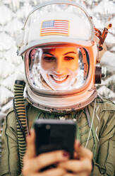 Schöne Astronautin mit Mobiltelefon. - ADSF02156