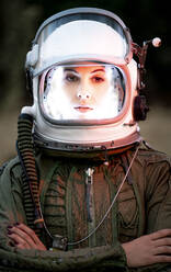 Schöne Frau posiert mit Blick in die Kamera als Astronautin gekleidet. - ADSF02157