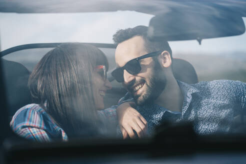 Mann und Frau fahren in einem Cabrio. - ADSF02180