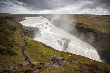 Blick von oben auf einen unglaublichen Wasserfall zwischen Steinhängen in Island - ADSF02213