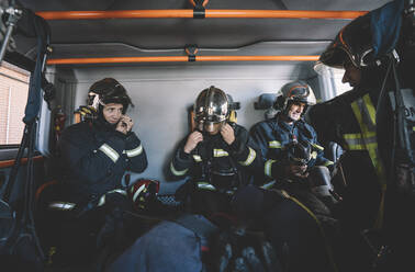 Feuerwehrleute bei der Arbeit in einem Einsatzfahrzeug. - ADSF02224