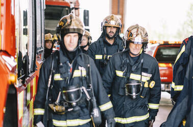 Feuerwehrleute bei der Arbeit in der Feuerwache. - ADSF02228