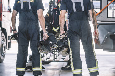 Feuerwehrleute bei der Arbeit in der Feuerwache. - ADSF02232