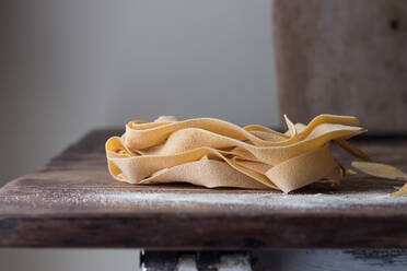 Haufen von ungekochten Pappardelle auf dem Tisch - ADSF02249