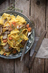 Teller mit zubereiteten Pappardelle mit Kürbis und Steinpilzen - ADSF02252