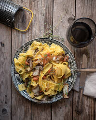 Teller mit zubereiteten Pappardelle mit Kürbis und Steinpilzen - ADSF02254