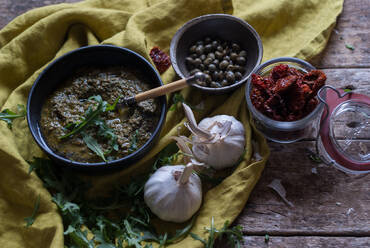 Leckeres Rucola-Pesto mit Kapern und Tomaten - ADSF02265