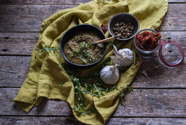 Leckeres Rucola-Pesto mit Kapern und Tomaten - ADSF02266