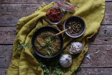 Leckeres Rucola-Pesto mit Kapern und Tomaten - ADSF02267