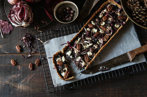 Radicchio-Kuchen mit Nüssen und Gorgonzola - ADSF02306