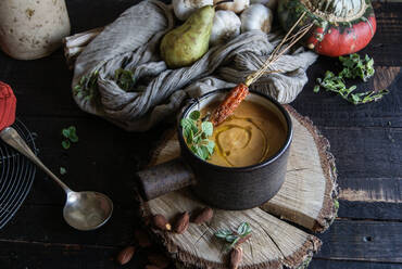 Kürbiscremesuppe mit getrockneten Birnen - ADSF02348