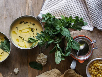 Maiscremesuppe mit Kokosnuss und Pesto - ADSF02355