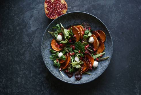 Leckerer Gemüse- und Obstsalat mit Käse - ADSF02367