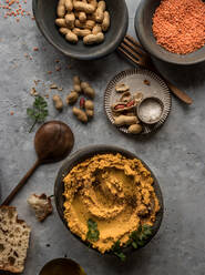 Linsen-Hummus mit Karotten und Erdnüssen - ADSF02404
