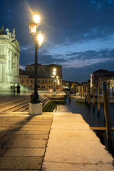 Kanal von Venedig mit historischen Gebäuden und Gondeln bei Nacht, Italien. - ADSF02407