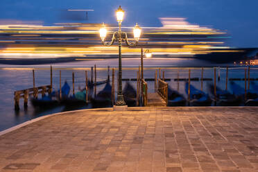 Kanal von Venedig mit Gondeln bei Nacht, Italien. - ADSF02408