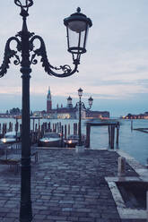 Abendansicht von Gondeln auf der Welle und San Giorgio Maggiore, Venedig, Italien - ADSF02411