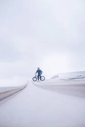 Junger Mann posiert mit BMX-Fahrrad. - ADSF02416