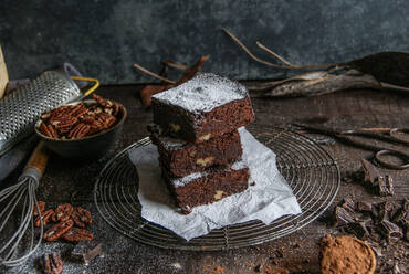 Leckerer Schokoladen-Brownie mit Kochzutaten - ADSF02453