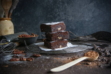 Leckerer Schokoladen-Brownie mit Kochzutaten - ADSF02454