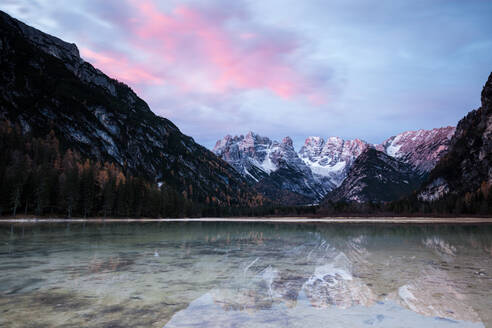 Sonnenaufgang an einem herbstlichen Bergsee, Lago di Landro, Dolomiten, Italien - ADSF02576