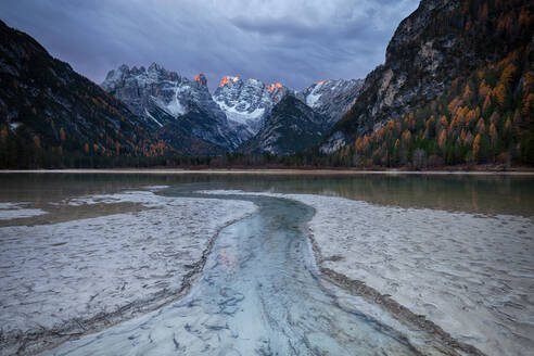 Sonnenaufgang an einem herbstlichen Bergsee, Lago di Landro, Dolomiten, Italien - ADSF02577