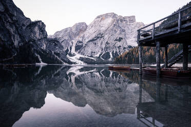 Holzboote auf einem alpinen Bergsee, Pragser Wildsee, Dolomiten, Italien - ADSF02578