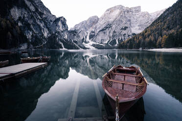Holzboote auf einem alpinen Bergsee, Pragser Wildsee, Dolomiten, Italien - ADSF02580