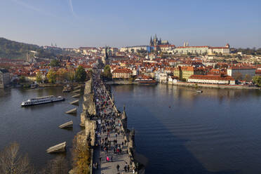 Czech Republic, Prague, People walking along Charles Bridge - RUEF03010