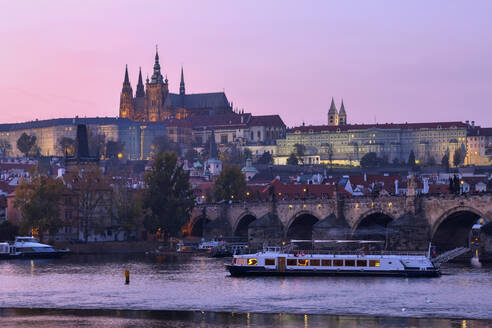 Tschechische Republik, Prag, Karlsbrücke über der Moldau in der Abenddämmerung mit der Prager Burg im Hintergrund - RUEF03011