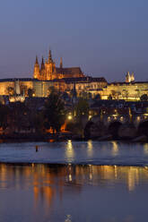 Tschechische Republik, Prag, Karlsbrücke über der Moldau in der Abenddämmerung mit der Prager Burg im Hintergrund - RUEF03012