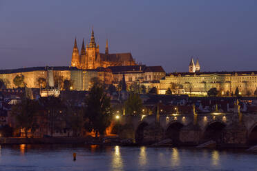 Tschechische Republik, Prag, Karlsbrücke über der Moldau in der Abenddämmerung mit der Prager Burg im Hintergrund - RUEF03013