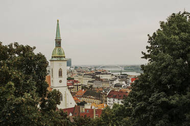 BRATISLAVA, SLOWAKEI, 2. OKTOBER 2016: Die Skyline von Bratislava vom Burgberg aus, im Vordergrund die Kathedrale St. Martin�s und die Altstadt. - ADSF02789