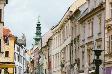 St. Michaels-Tor, Bratislava und Michalska-Straße. Das einzige erhaltene Tor der mittelalterlichen Stadtbefestigung. Seine gotischen Fundamente wurden in der ersten Hälfte des 14. Jahrhunderts gelegt. 1511-1513 wurde es erhöht und 1753-1758 zu seinem heutigen Aussehen umgebaut. - ADSF02791