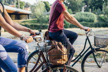 Ehepaar fährt am Wochenende im Park Fahrrad - SBAF00021